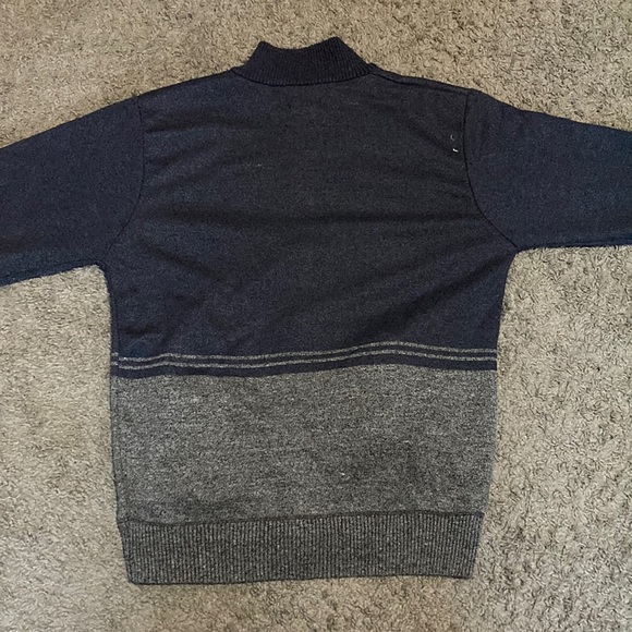 I’m selling a sweater/jacket - Picture 2 of 2